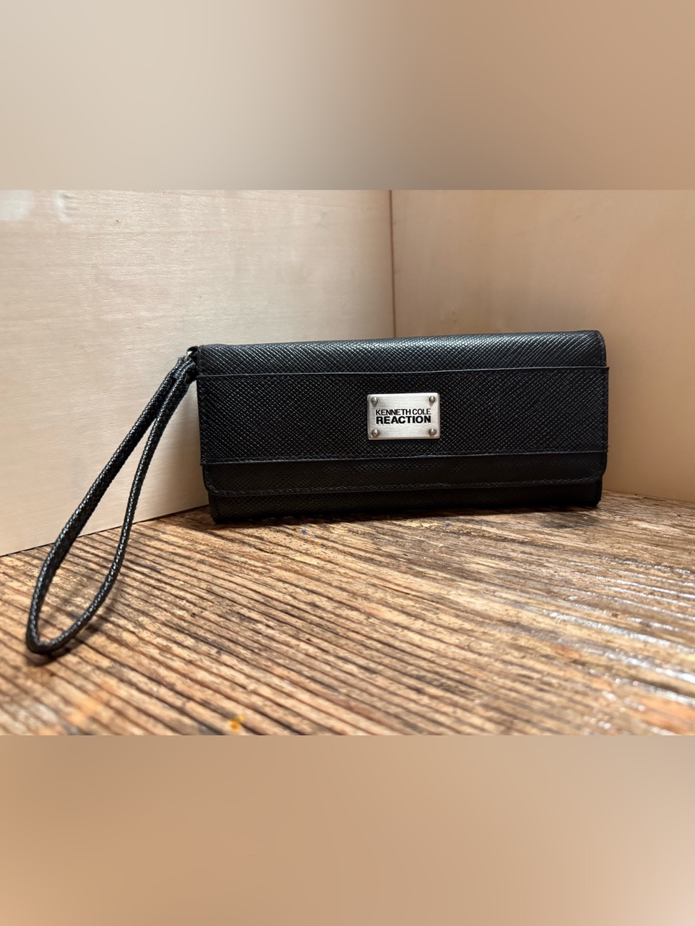 Kenneth Cole Reaction Black Textured Zip Wallet Clutch